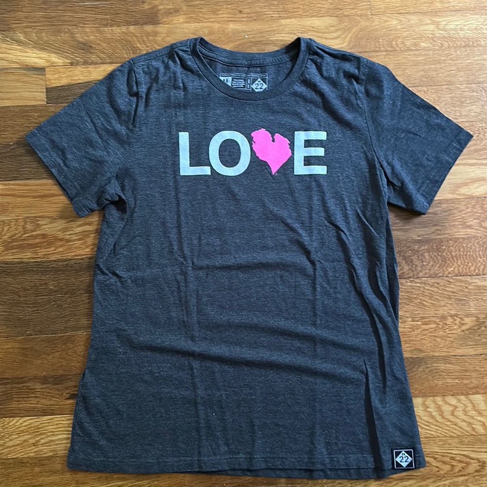 M22 tshirt- grey with pink heart
